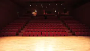 Un teatro comunale riaperto senza compagnia stabile